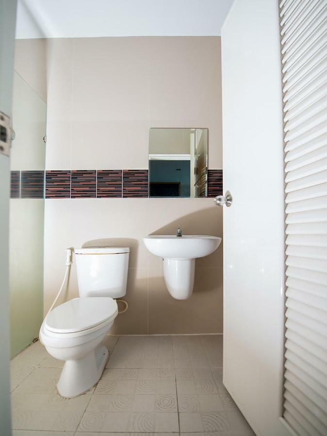 Oyo 303 Phoomjai House Apartment Chalong Exterior photo